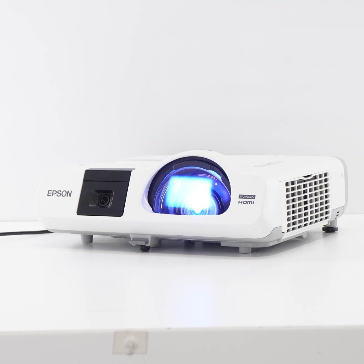 履き心地◎ EPSON 超単焦点 プロジェクター EB-536WT 超美品 ランプ